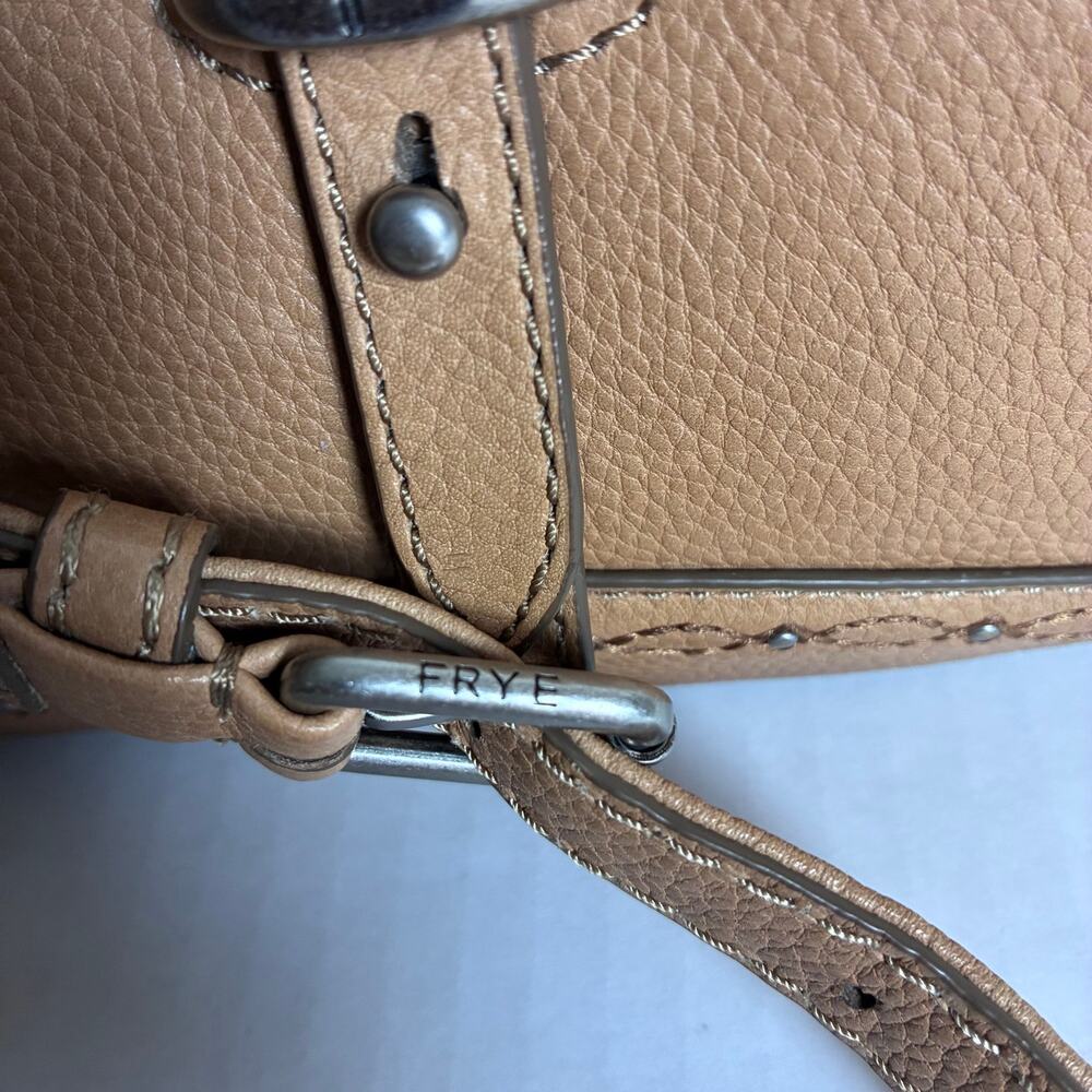 Vintage Frye Tan Pebbled Leather Studded Stitch Hobo Crossbody Bag Dust Bag Y2K - Picture 4 of 16